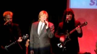 Herman&#39;s Hermits singing Dream On at Sellersville Theater