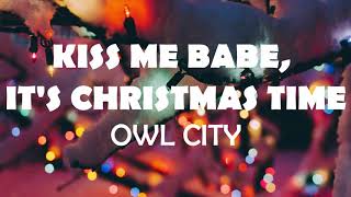🎄🎁OWL CITY - KISS ME BABE, IT&#39;S CHRISTMAS TIME LYRICS