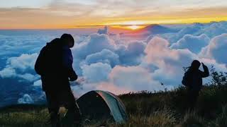 Download lagu Sunrise di puncak Gunung #pendakiIndonesia #Negeridiatasawan #pendakigunung #storywa #Gunung mp3