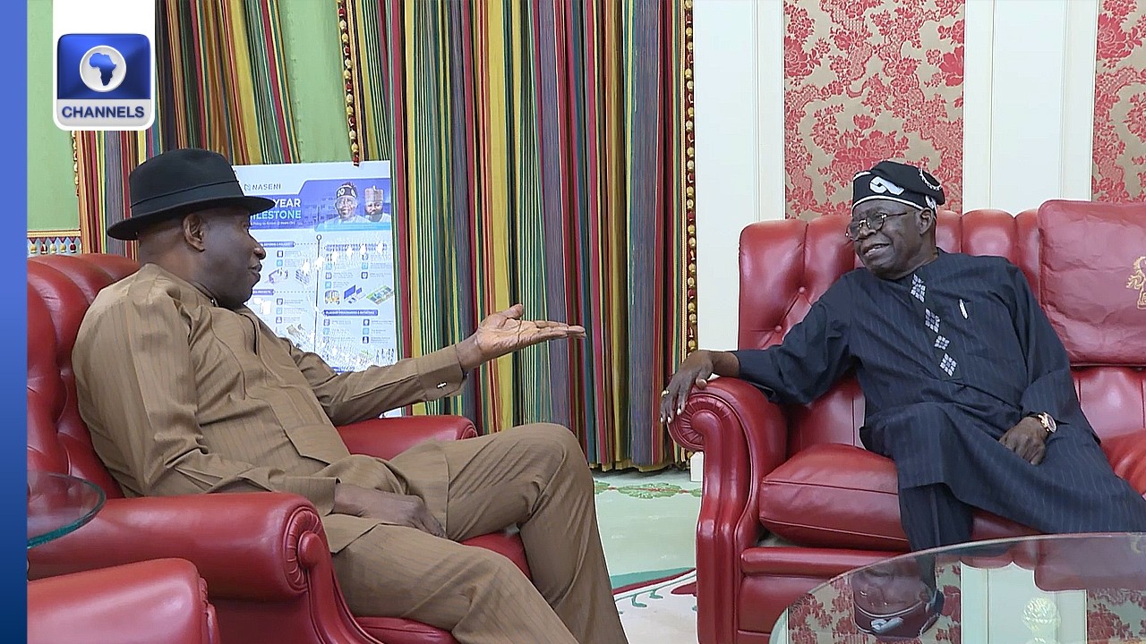 Alt Text: A detailed infographic comparing the key features and pricing tiers of three popular project management software...