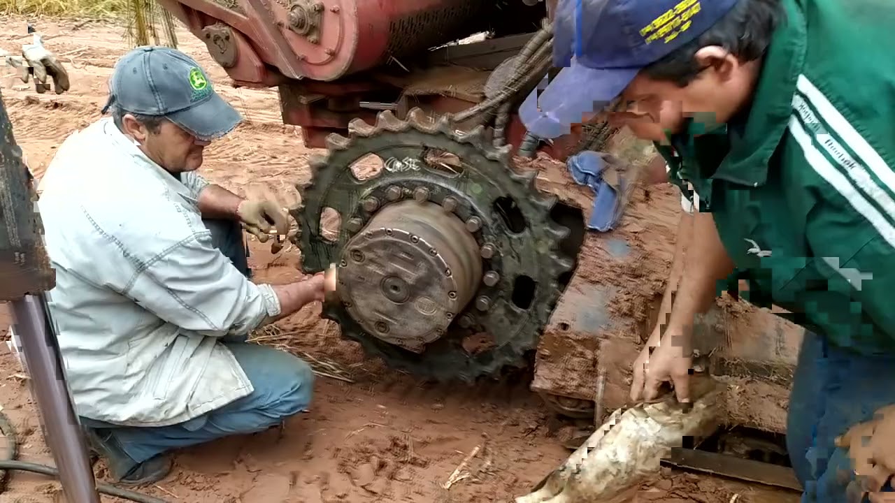 olha a agilidade desses mecânicos.. trocando a esteira da máquina...safra 2021..