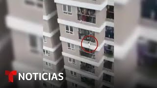 Aterrador momento: una niña cae de un piso 12 y se salva | Noticias Telemundo