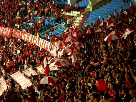 "LA HINCHADA DE LOS CANTOS Y EL CARNAVAL BARON ROJO SUR" Barra: Baron Rojo Sur • Club: América de Cáli • País: Colombia