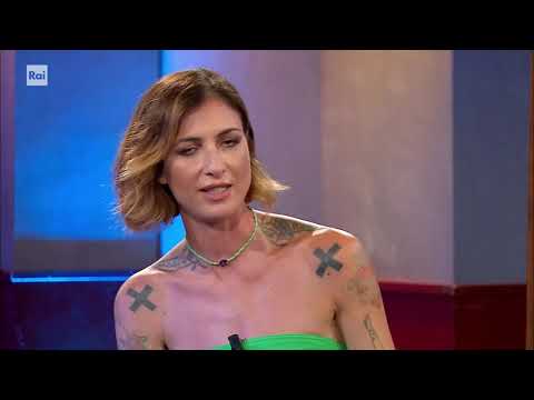 Ema Stokholma racconta la sua infanzia da "film horror" - Anteprima La Fisica dell'Amore 10/09/2024