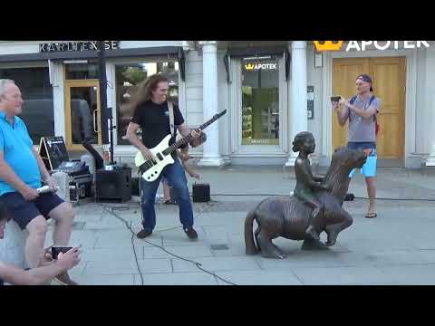 Magnus Rosén play bass