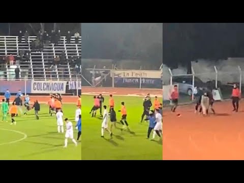 Partido de Tercera División finaliza con batalla campal: barristas invadieron el campo de juego