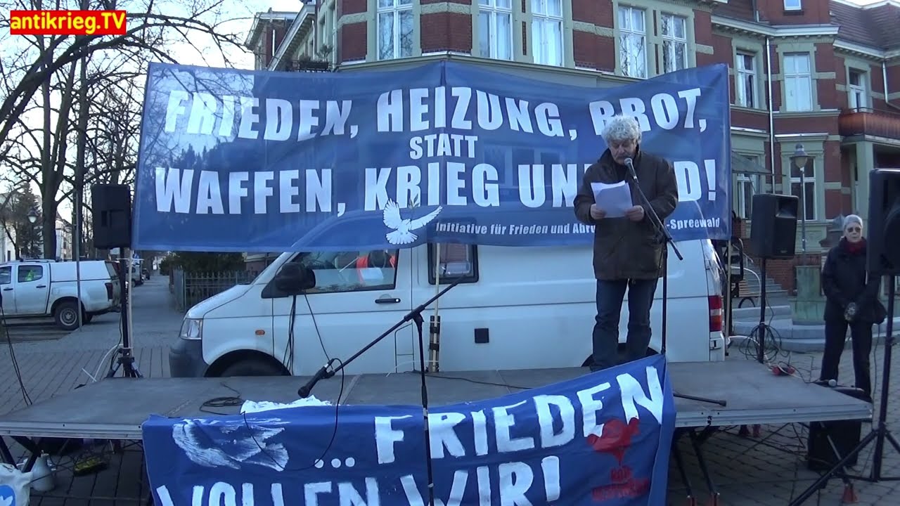 Stefan Natke, Landesvorsitzender DKP Berlin, bei der Kundgebung "Frieden, Heizung, Brot statt Waffen, Krieg und Tod!" in Königs Wusterhausen