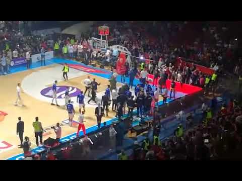 HAOS U PIONIRU: Navijači Zvezde ne žele da se pomere sa terena prilikom zagrevanja igrača Budućnost