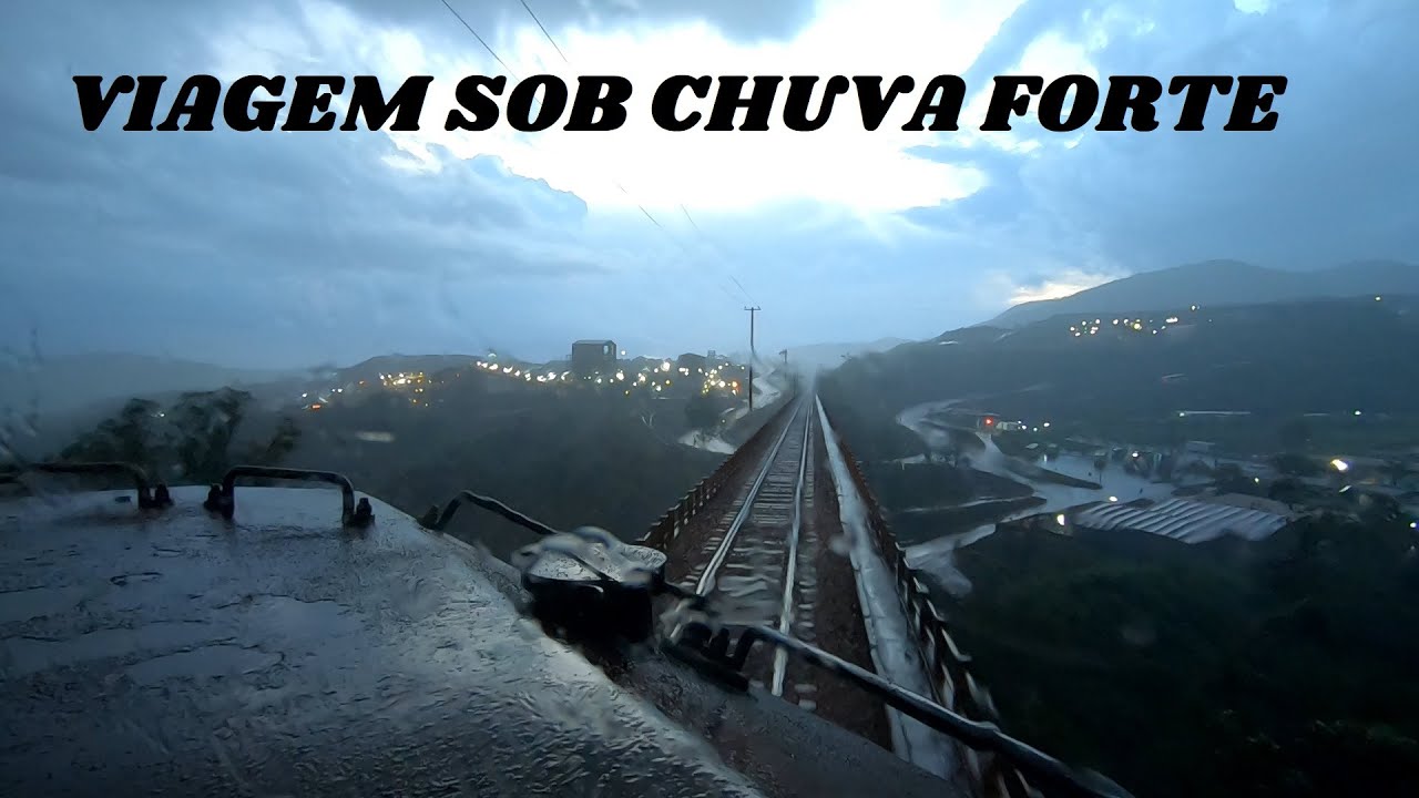 Conduzindo trem sob chuva forte, tempestade com muitos raios e trovões