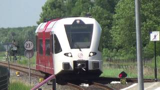 preview picture of video 'Stoptrein (Arriva) komt station Uithuizermeeden binnen'