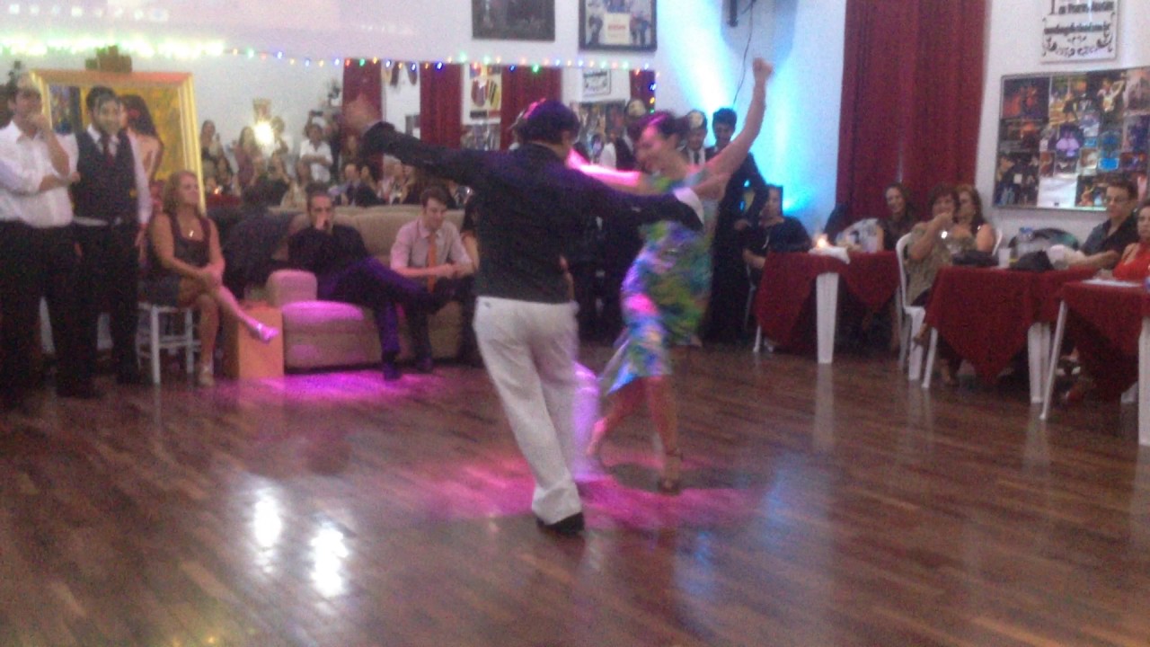 Valentin Cruz y Dana Zampieri bailan la Chacarera