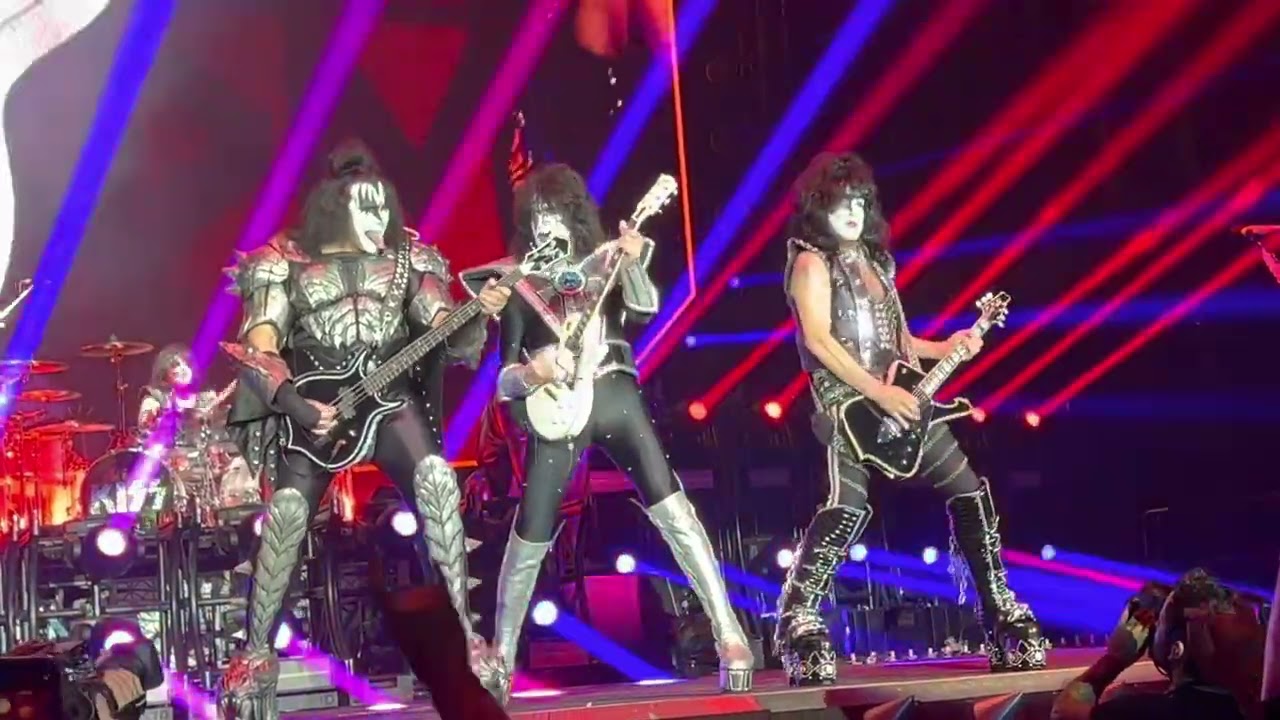 Kiss - Detroit Rock City - Live @ Antwerps Sportpalais - Antwerp - 06/06/2022 - YouTube