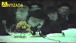 ניגון אום אני חומה בהתוועדות כ"ק הרבי מליובאוויטש - התמונה מוצגת ישירות מתוך אתר האינטרנט יוטיוב. זכויות היוצרים בתמונה שייכות ליוצרה. קישור קרדיט למקור התוכן נמצא בתוך דף הסרטון