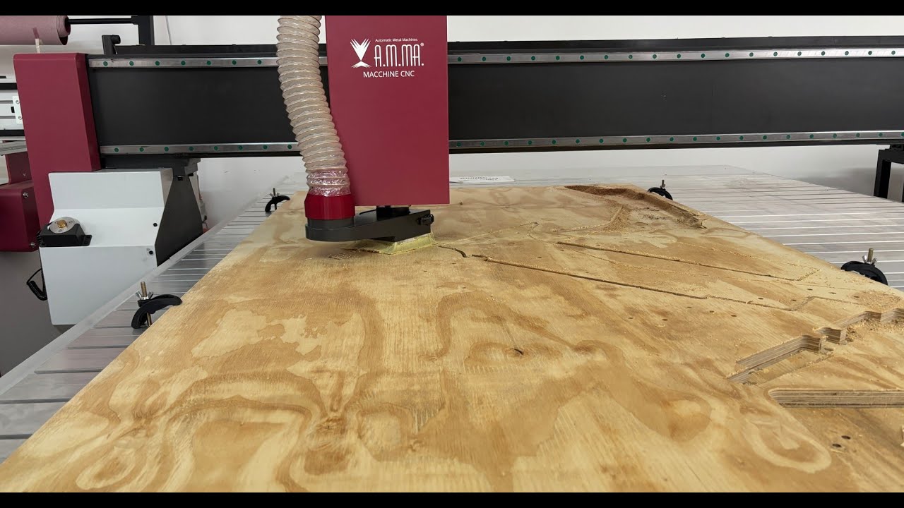 Fresatura pannello in legno per fusti di divani con Light Evo AMMA Pantografi