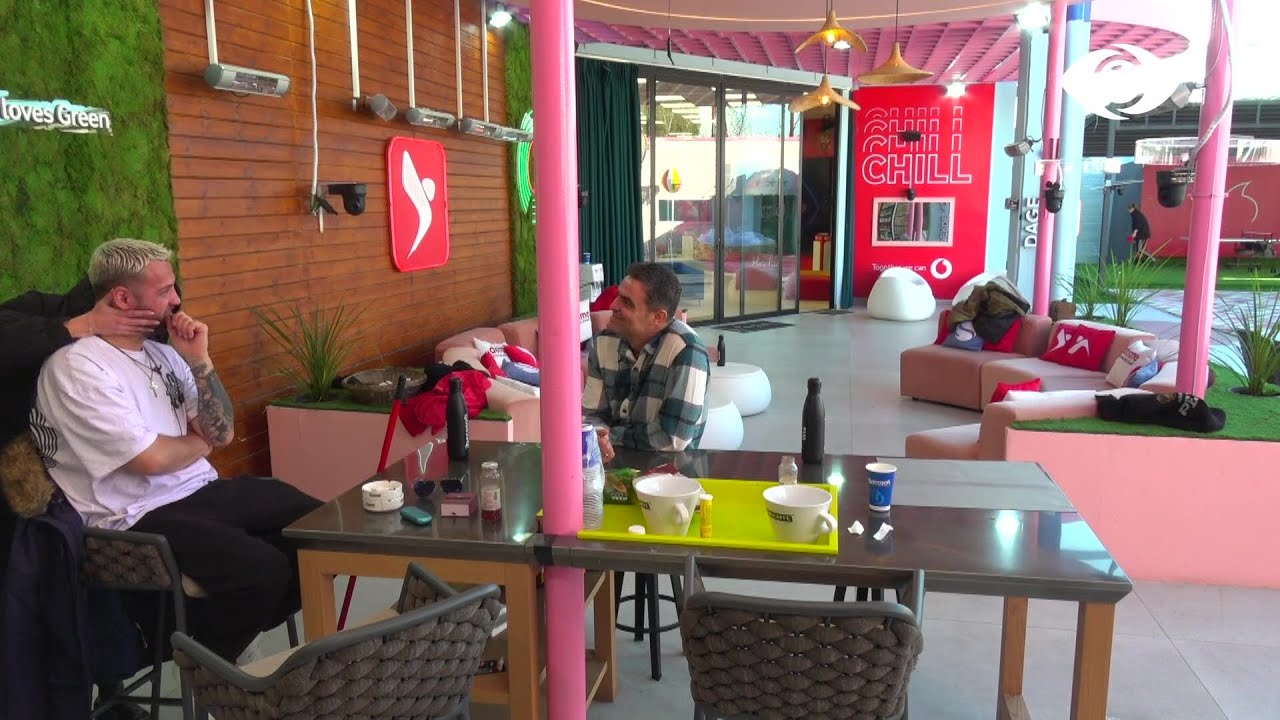 “E du fort”, Kiara hyn në rolin e Luizit dhe e puth në gushë