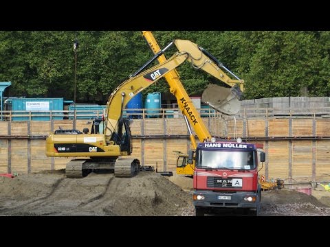 Bagger CATERPILLAR 324D belädt einen Laster - Soeren66