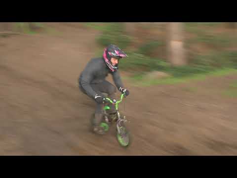 Šílenci na dětských kolech