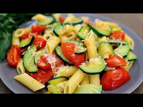 Ein einfaches und köstliches Abendessen! Pasta mit Zucchini und Tomaten.