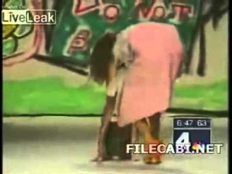 Divertente Modella cade risate del conduttore.mp4