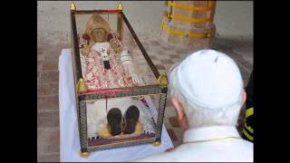 Papst Benedikt XVI am Sarg von Papst Coelestin V