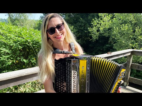 Die lustige CLAUDIA spielt die TIROLER BUAM POLKA auf ihrer Steirischen Harmonika!
