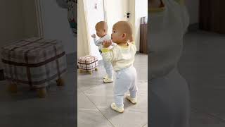 兄弟俩尬舞，谁更胜一筹#cutebaby #funny #萌娃 #搞笑