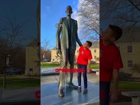 Ele cresceu a vida toda… mas nunca alcançou o pai 😢