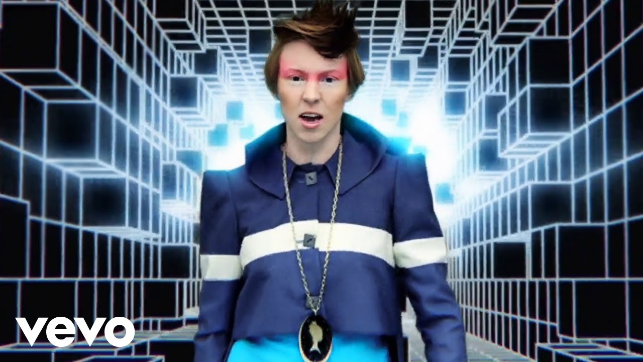 La Roux - Bulletproof - YouTube