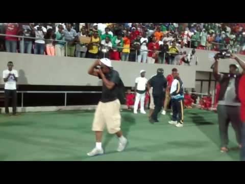 Mr Leo performing On Va Gerer at the Limbe Stadium (Music Camerounaise)