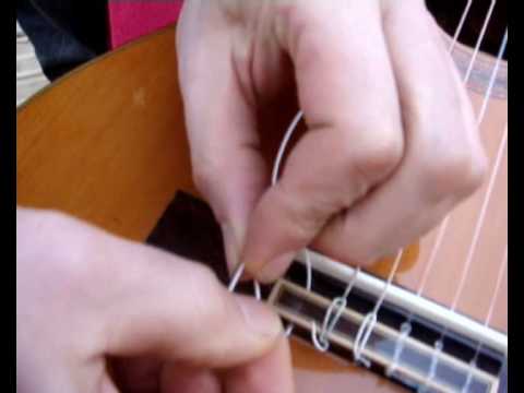 comment monter les cordes d'une guitare classique