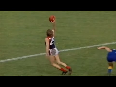 1990,  Rd 20 - Andrew Obst takes a one handed mark - Melbourne v WCE