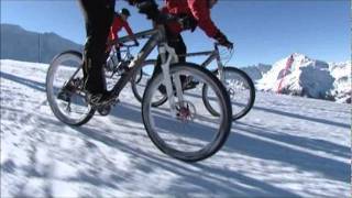 preview picture of video 'Discesa sulle NEVI bikes da Bormio 3000 a 1200x'