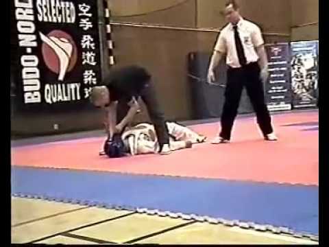 ko de oscar garcia losada con peto azul en el internacional de 2004.wmv