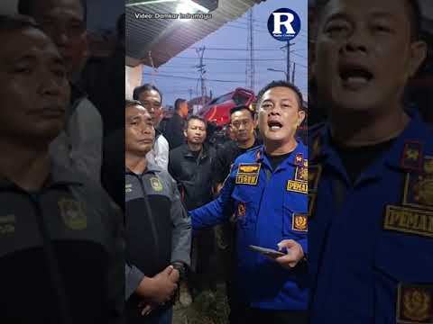 Damkar Temper Kereta Api di Indramayu