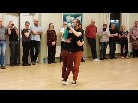 Modern Fox gk till musik