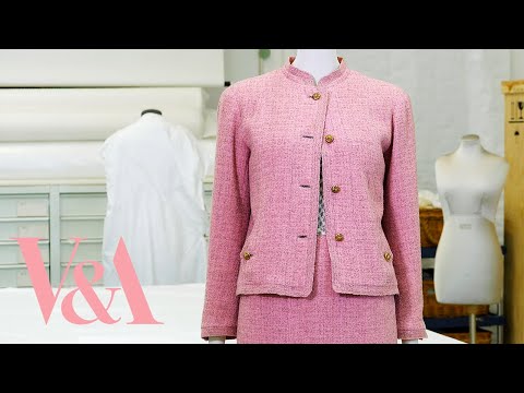 Terno de tweed CHANEL de alta costura usado por Lauren Bacall | Fashion Unpicked | V&A