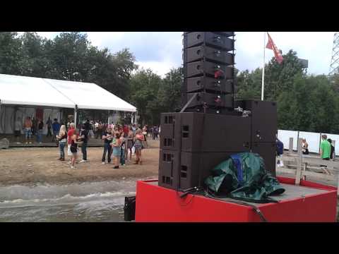 Decibel Outdoor 2010 21-08 Dj Waxweazle in de aantocht