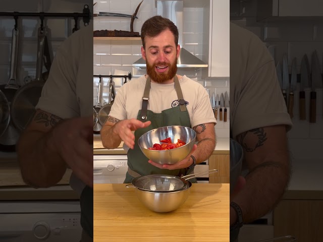 Chefs espanhóis concordam e explicam por que você deve esperar exatamente 10 minutos antes de servir a salada de tomate