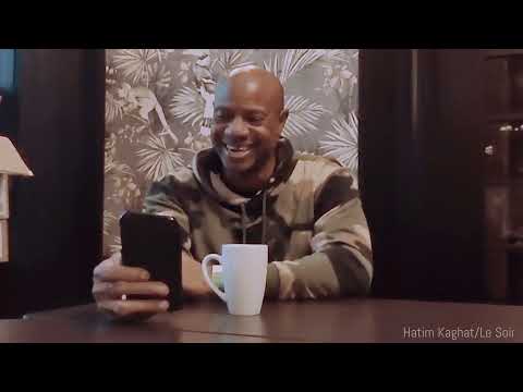 Mike Powell listens to Carl Lewis' congratulations on winning the competition in Tokyo 91.