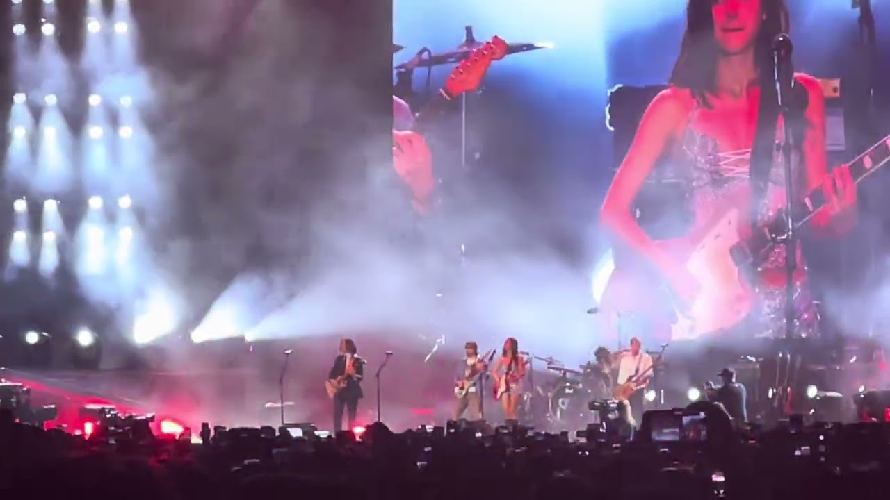 Olivia Rodrigo x Weezer - Say It Ain’t So (Live at Lollapalooza Night 2) - YouTube