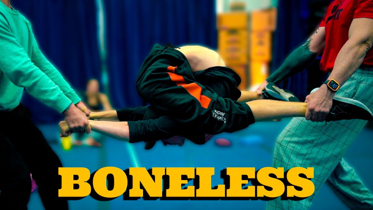 WORLD MOST FLEXIBLE MALE PERFORMS A HUMAN KNOT 🐍