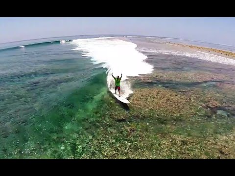 Imatges de drone de surfistes a Blue Bowls
