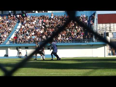 "Esta es la Banda de Almagro que te sigue a todos lados (TRICOLOR)" Barra: La Banda Tricolor • Club: Almagro