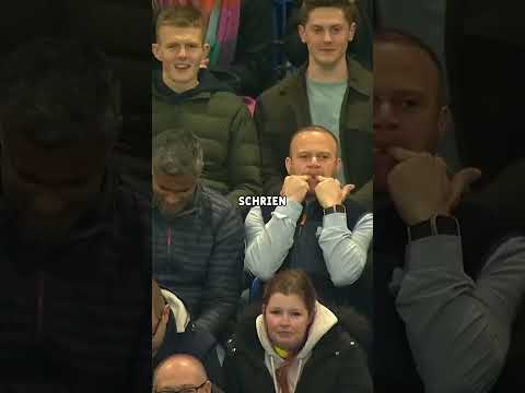 Mitten im Spiel wurde ein Fan zum Schiedsrichter. #fussball #football