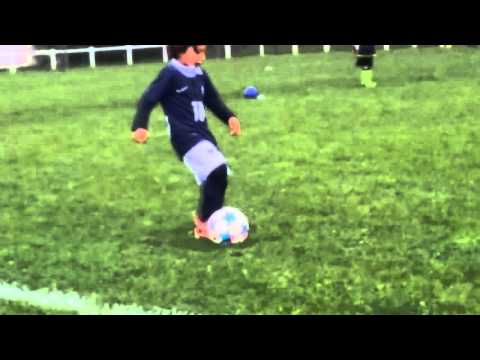 Noah Perrin jeune footballeur de 6 ans 1/2 passes et précision