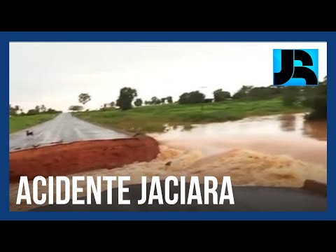 Enterrados os corpos das vítimas que caíram em cratera após fortes chuvas em Goiás