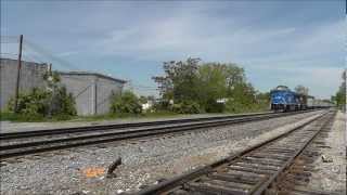 preview picture of video 'Conrail (NS) Heritage 8098 leads the southbound Triple Crown through Cincinnati, OH'