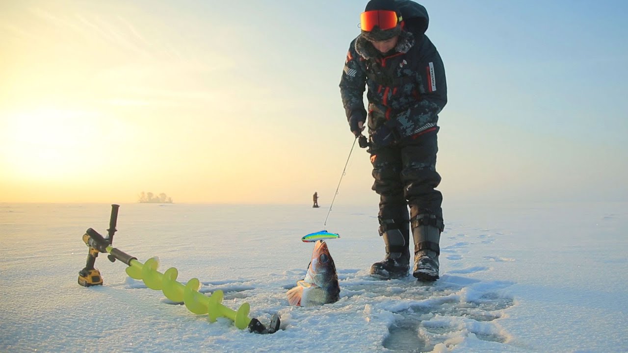 рыбалка по первому льду на озере