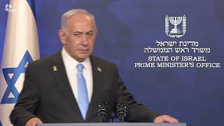 ראש הממשלה נתניהו בהצהרה לתקשורת (עדכוני משרד ראש הממשלה) - התמונה מוצגת ישירות מתוך אתר האינטרנט יוטיוב. זכויות היוצרים בתמונה שייכות ליוצרה. קישור קרדיט למקור התוכן נמצא בתוך דף הסרטון