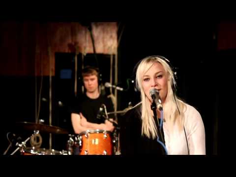 Lisa Crawley - Stranger (Live at Music Feeds)